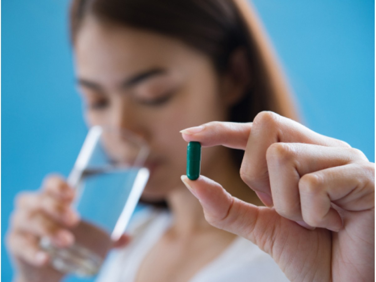 Жігіт билеп жатқан қызға жұлқынып барады